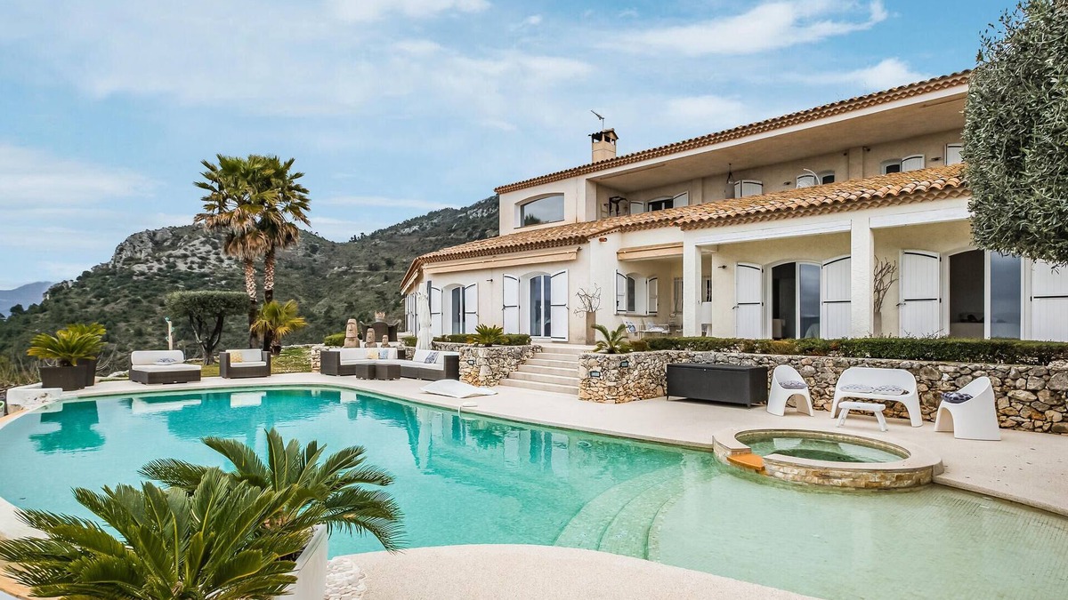 Aspremont Apartment | Stunning home in Aspremont