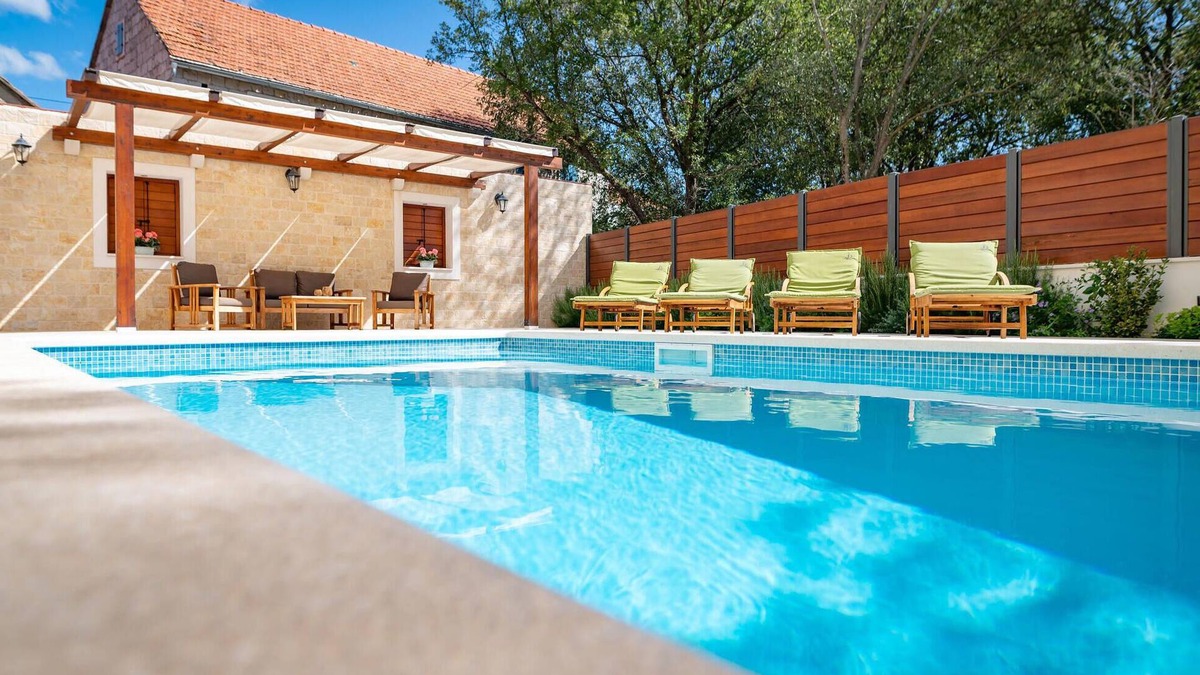 Trilj House | Stunning home in Dicmo with kitchen