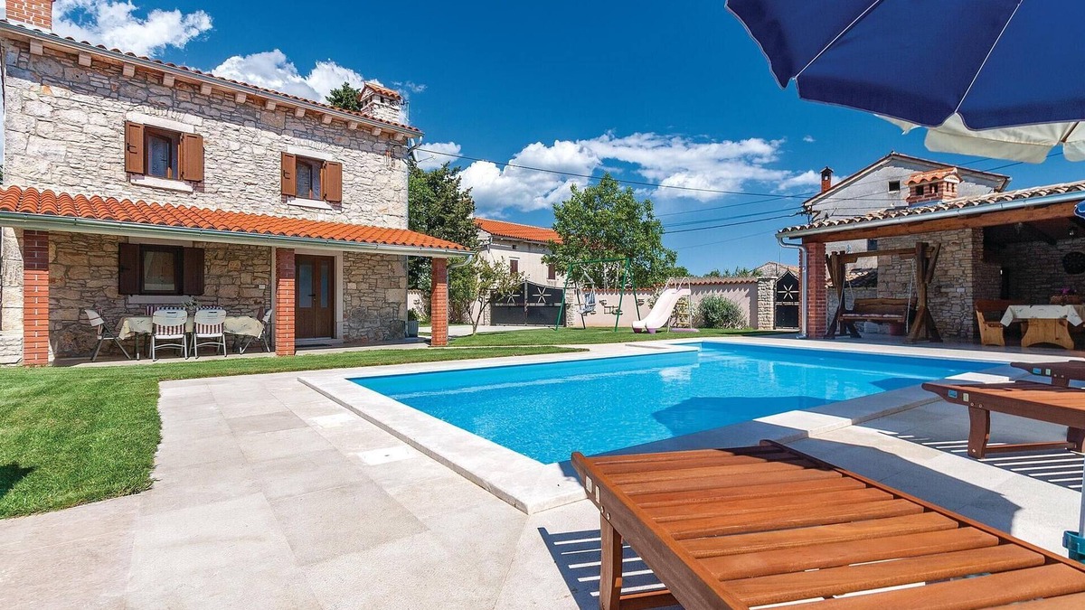 Divsici House | Stunning home in Divsici with kitchen