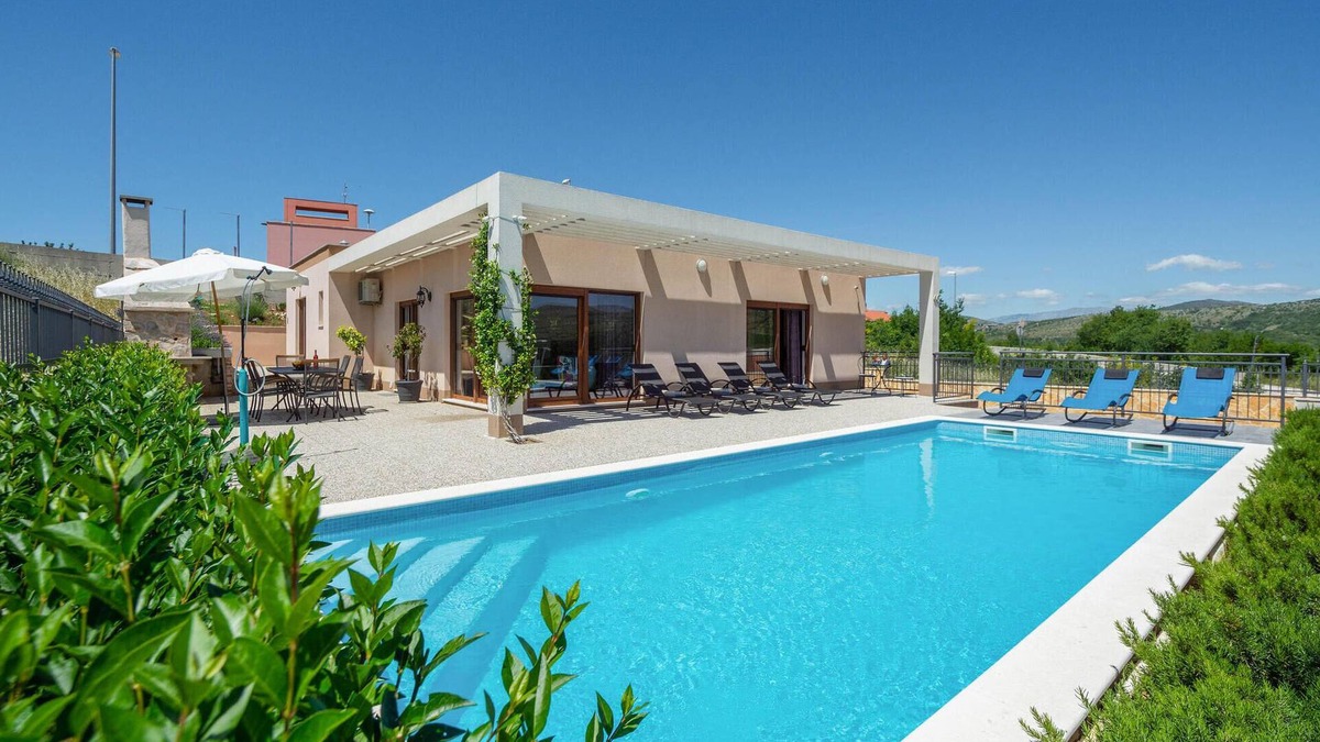 Dugopolje House | Stunning home in Dugopolje with sauna