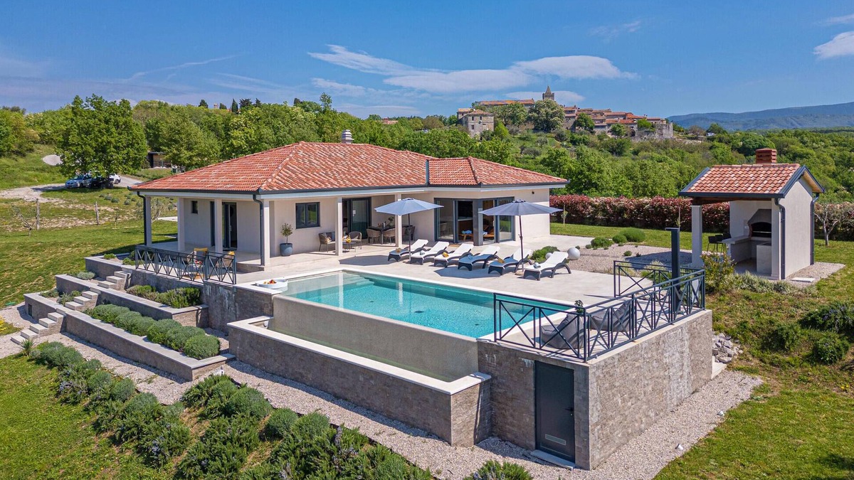 Grabri House | Stunning home in Hum with sauna