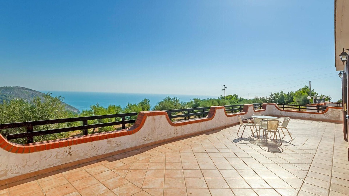 Mattinata House | Stunning home in Mattinata with kitchen