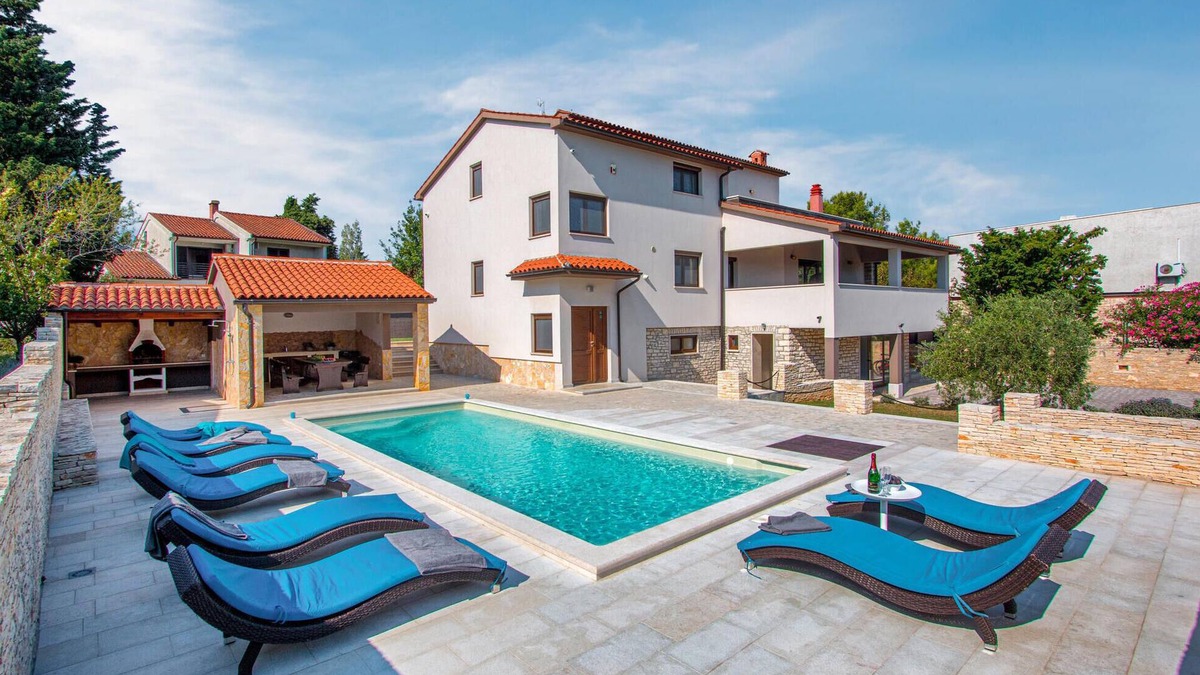 Premantura House | Stunning home in Premantura with WiFi