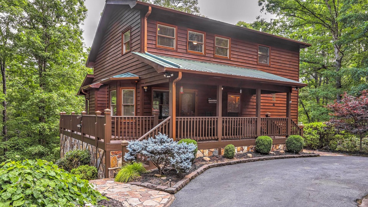 Tarheel House | Stunning home with fireplace, gazebo & Ping-Pong - dogs welcome