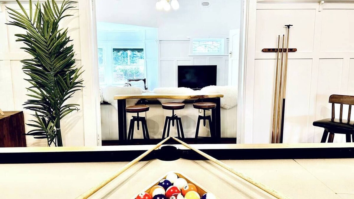 Camberwell House | Stunning Home with King bed and Pool Table