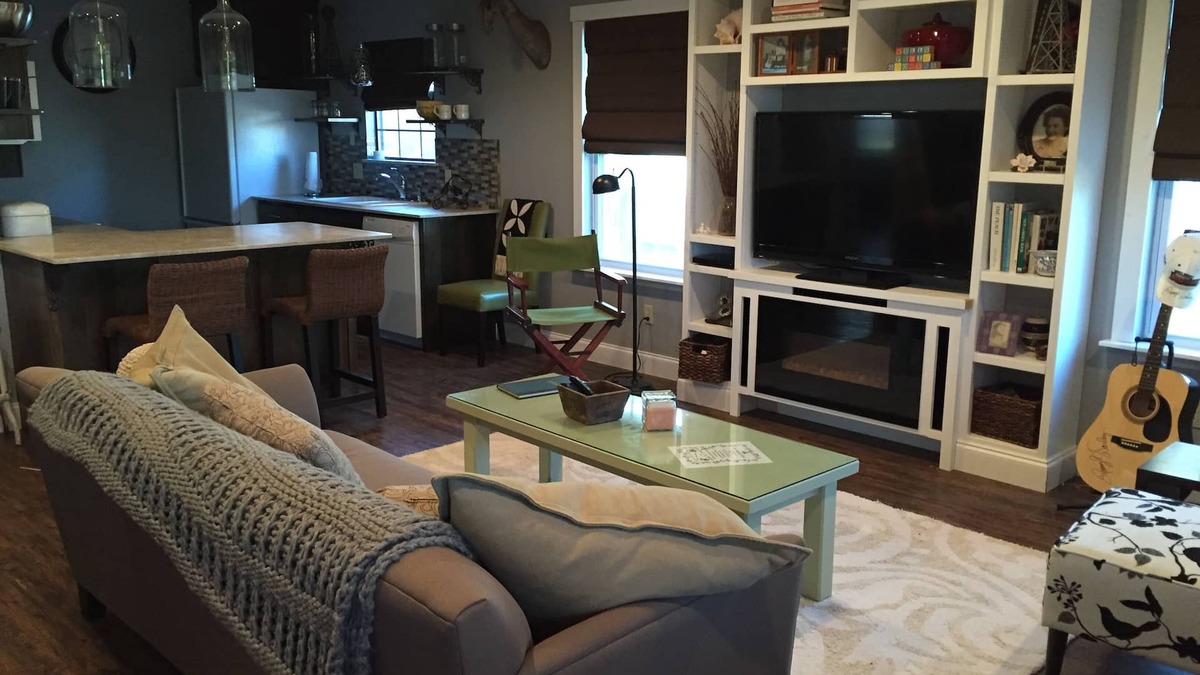 Weatherford House | STUNNING! hot tub w outdoor TV, 5 Miles North Of Weatherford, feels like Home!