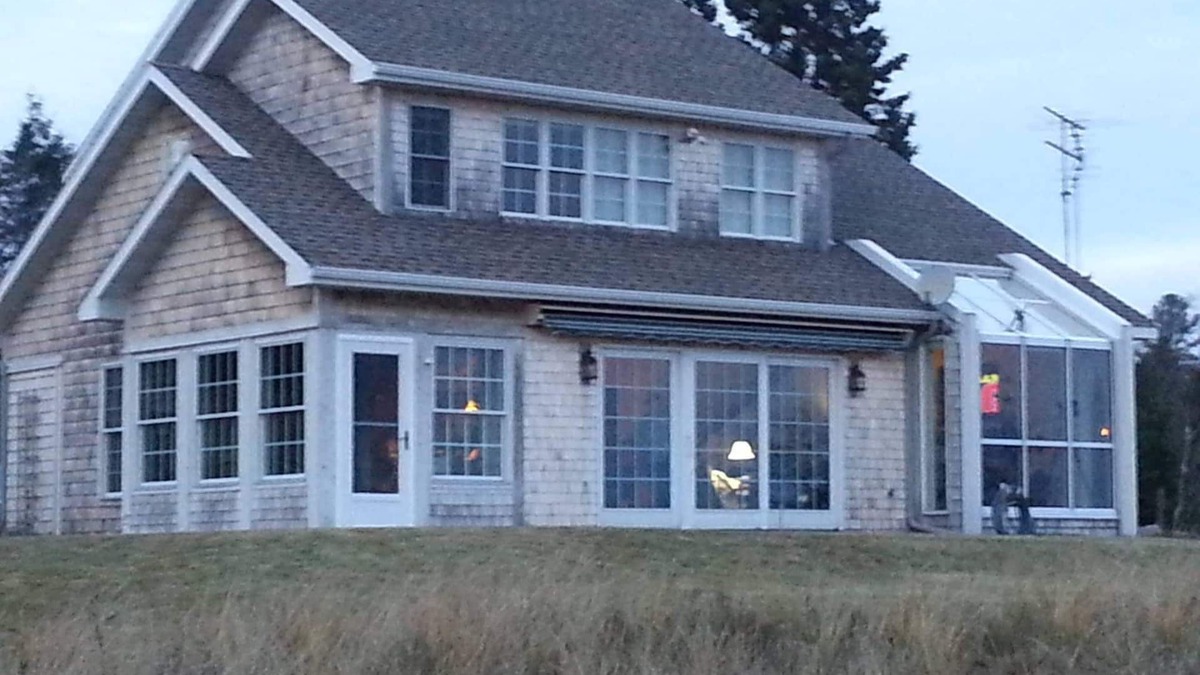 Ingalls House | Stunning House on the Bay in the Beautiful Upper Penninsula of Michigan