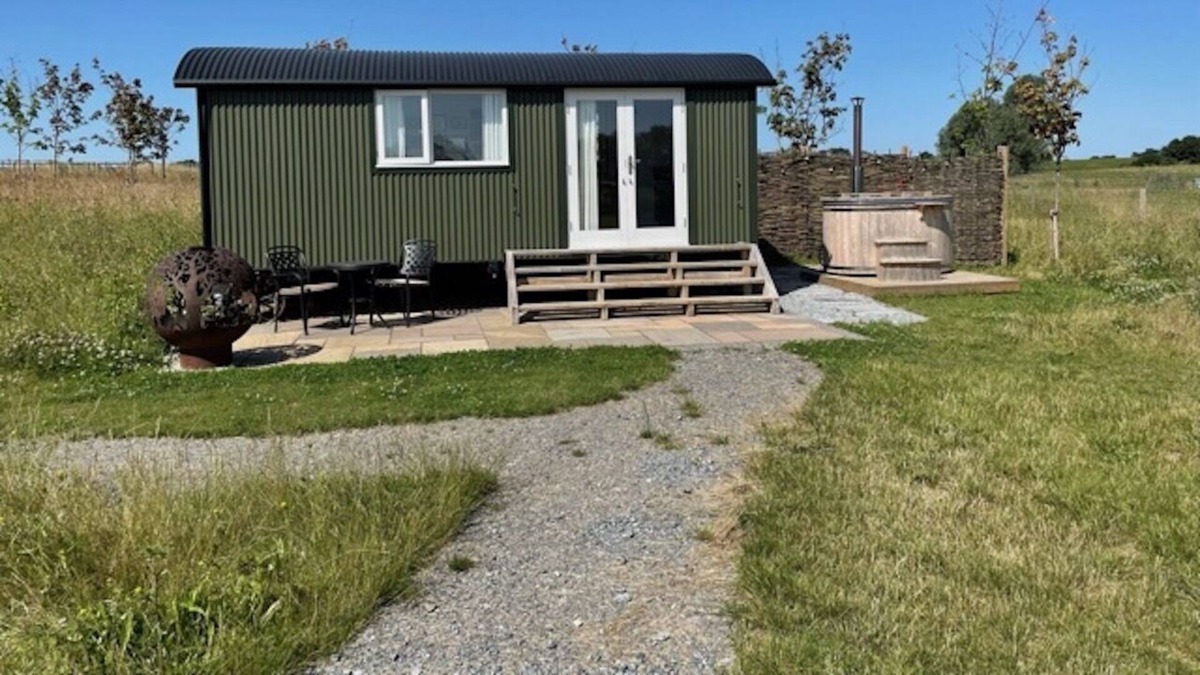 Haverhill House | Stunning Lakeside Shepherd's Hut - Hot Tub & Sauna