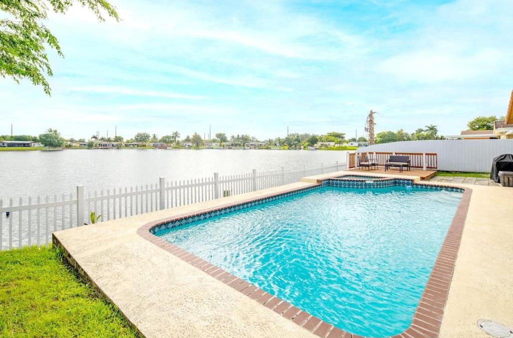 Pembroke Pines Villa | Stunning Lake-Front Villa with Pool & Spa