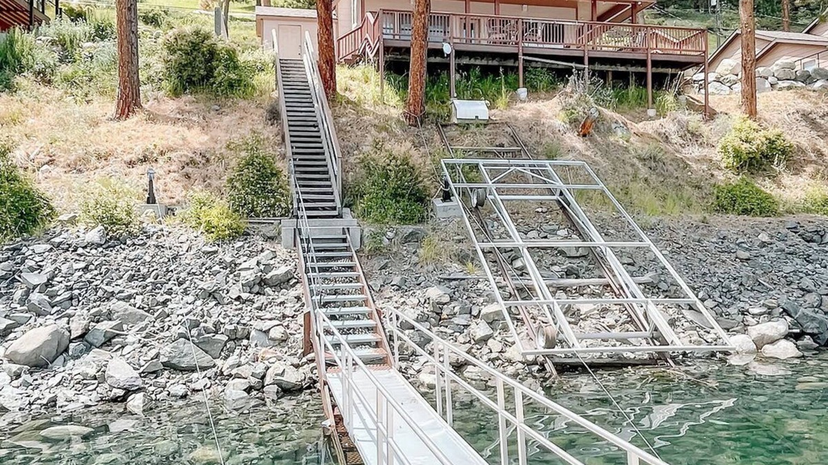 Joseph House | Stunning lake house with private dock
