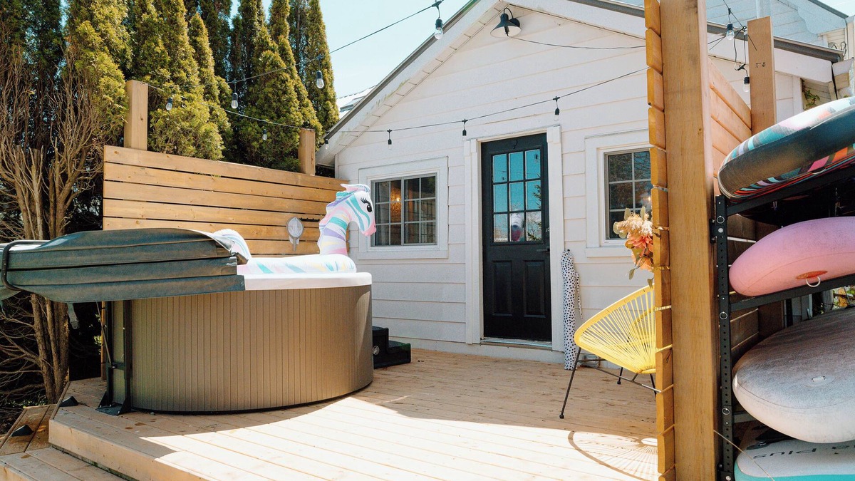 Port Stanley Cottage | Stunning Lake views/hot tub/fireplace/3 queen beds 1 double/foosball/firepit
