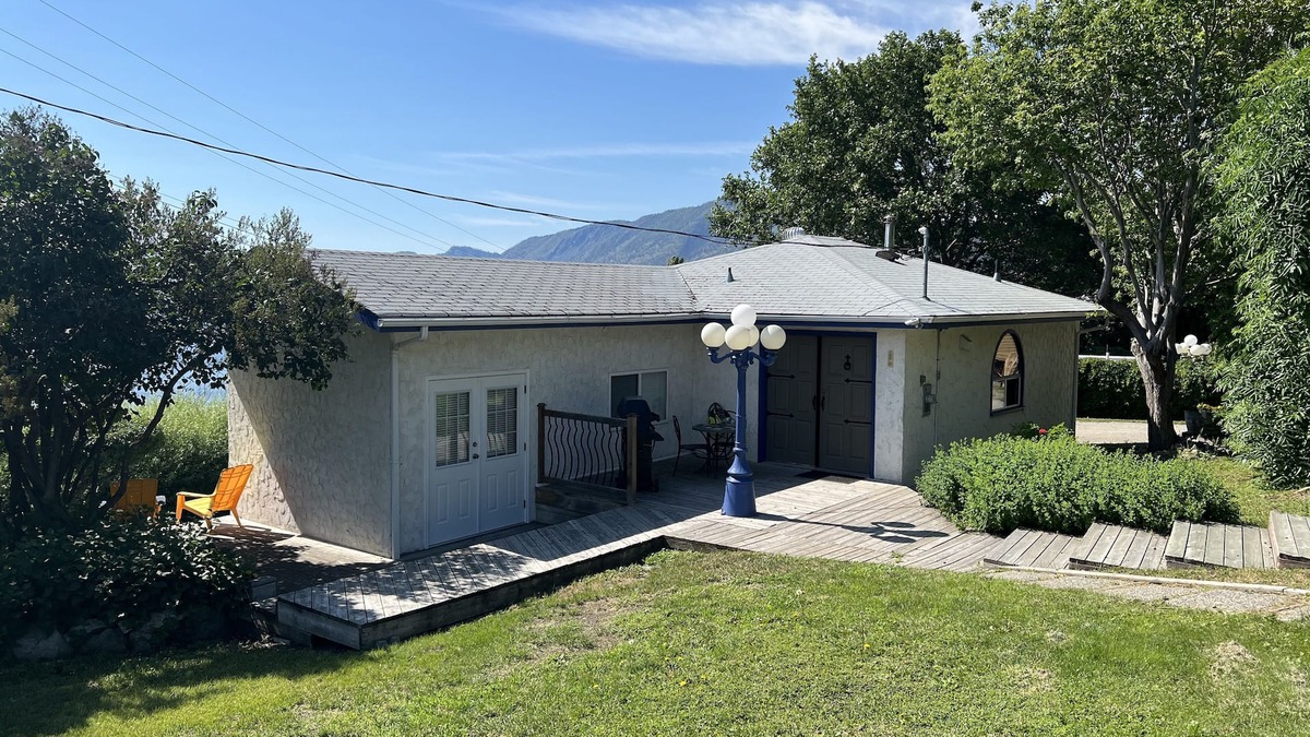 Central Okanagan House | Stunning LAKE VIEW Cottage in Peachland BC