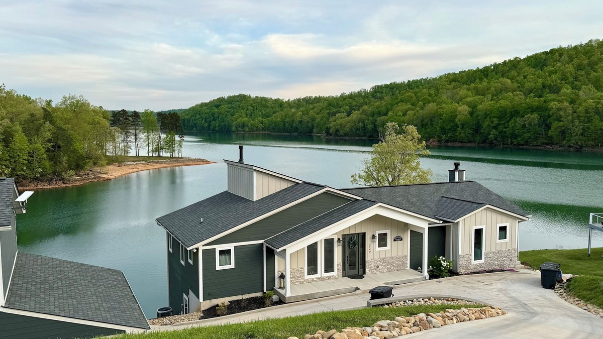 Hidden Springs House | Stunning Lake Views Luxury -Short walk to Covered Dock
