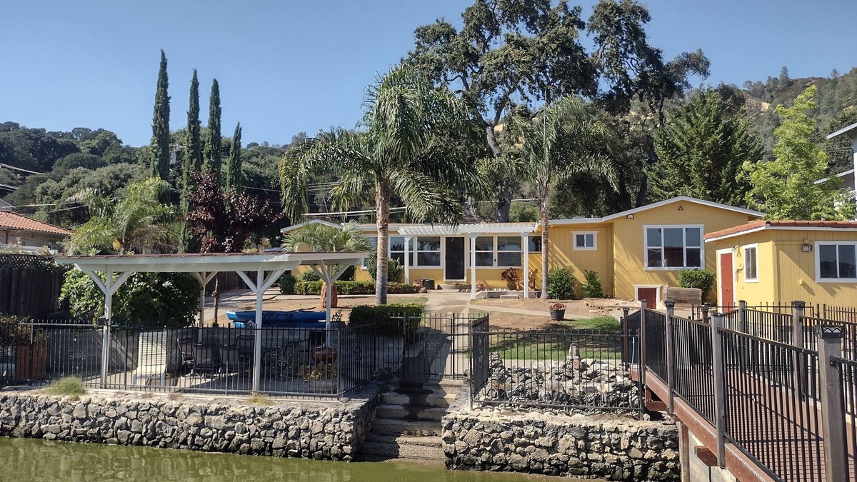 Clear Lake House | STUNNING Lakefront, Huge DOCK,2 Kayaks, Sleep 8, Prime fishing spot