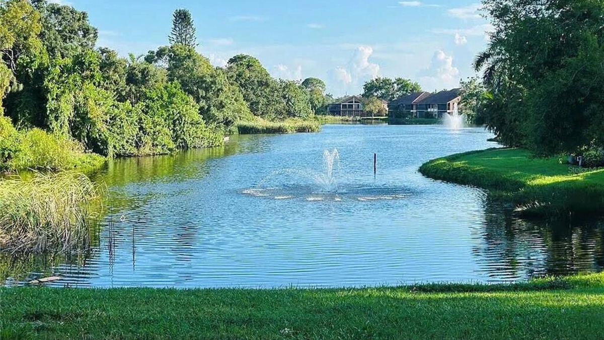 Gulf Gate Estates Condo | Stunning lakefront condo near nSiesta Key beach