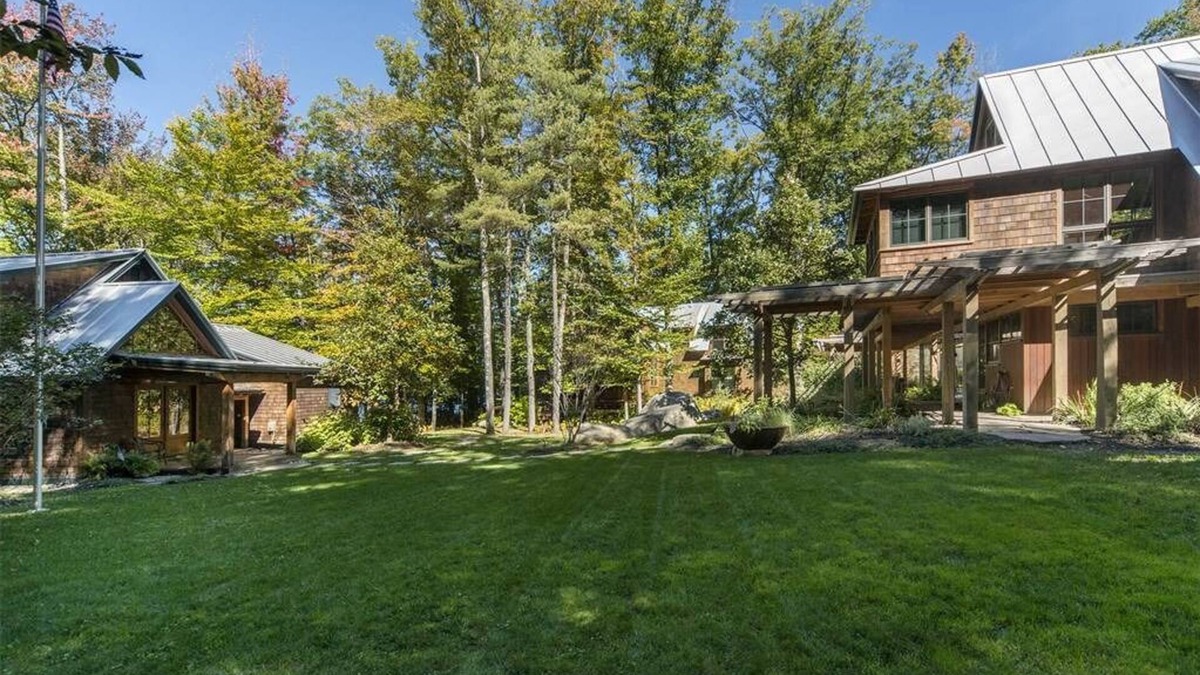 Oxford House | Stunning Lakefront Luxury Compound on Pristine Thompson Lake