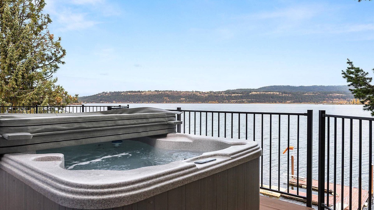 Worley House | Stunning Lakefront Stay! Hot Tub, Private Dock, Pet-Friendly, BBQ, Large Patio, Scenic Lake Views