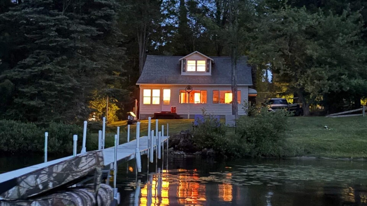St. Helen Cottage | Stunning lakefront sunsets. Beach. Dock. ORV. Fishing. WiFi. Memories.