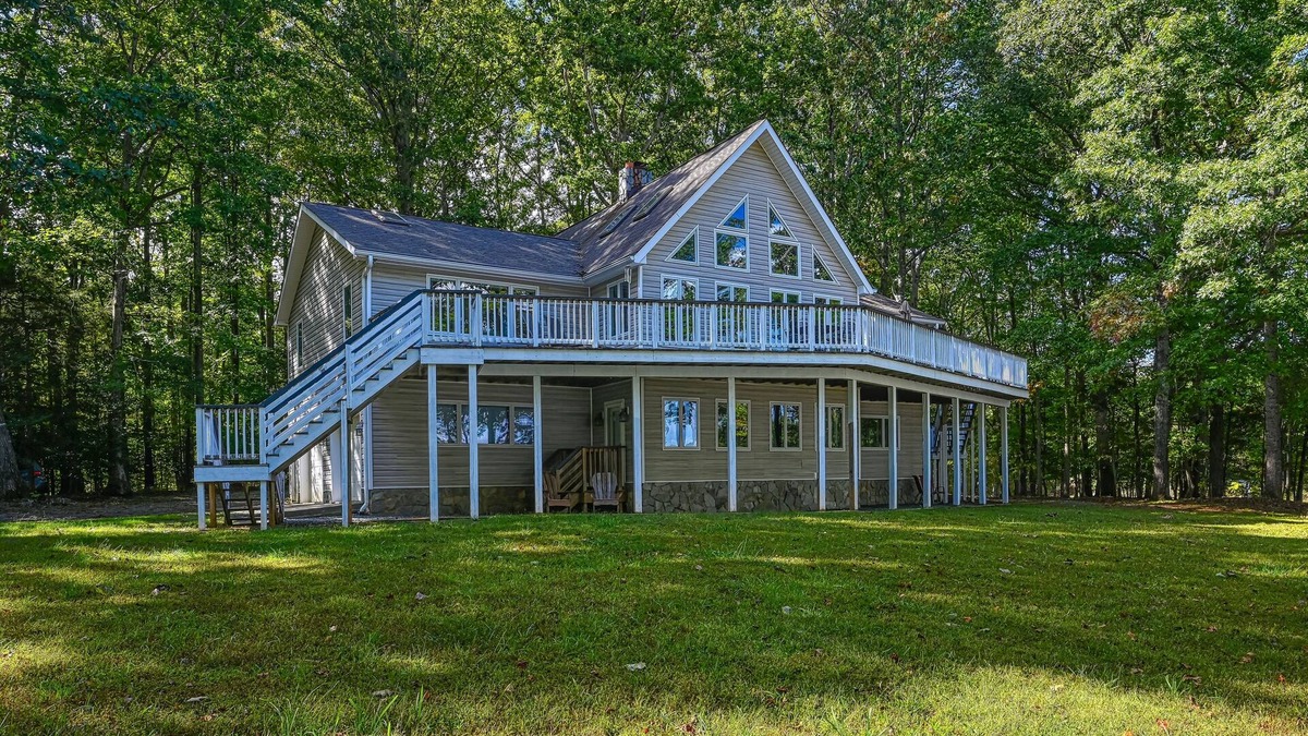 Panamint Shores House | Stunning lakeside home with dock, large deck, kayaks, firepit, & pool table