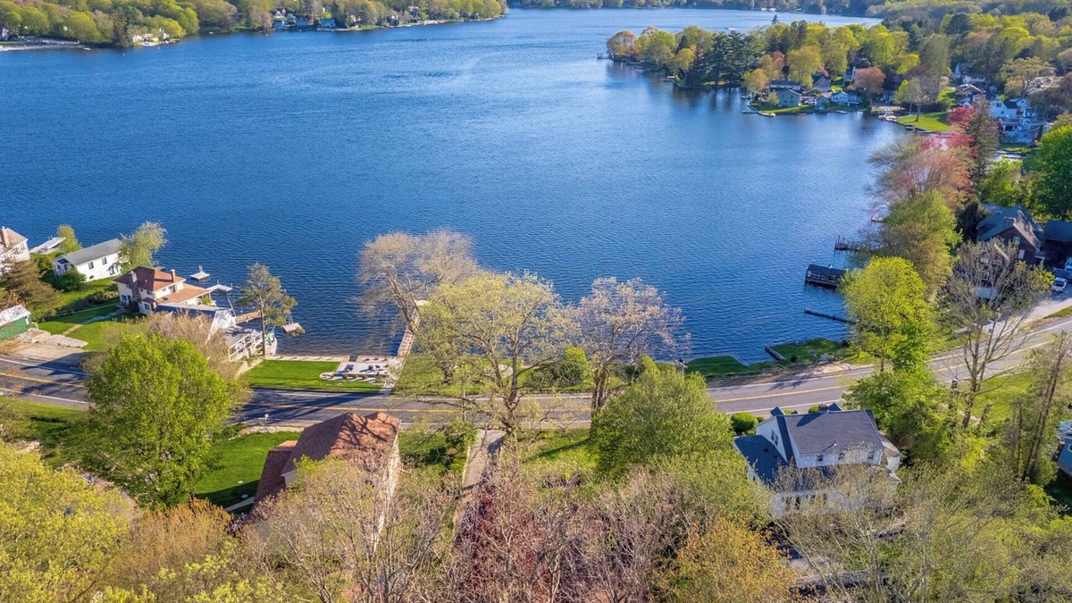 Columbia House | Stunning Lakeside Retreat