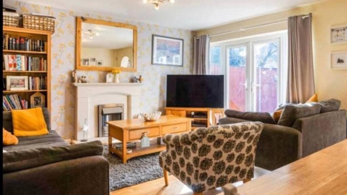 Wyken House | Stunning Large 4 Bedroom - Coventry