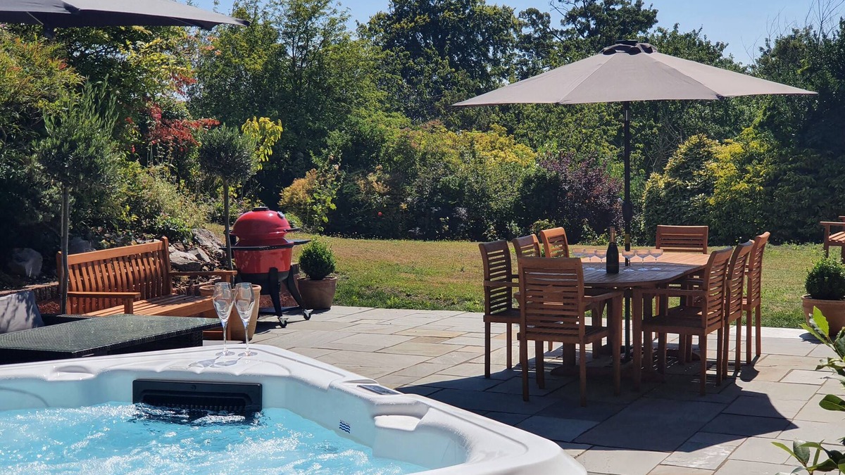 Detling House | Stunning Large 5 Bed House, Hot Tub, Views!