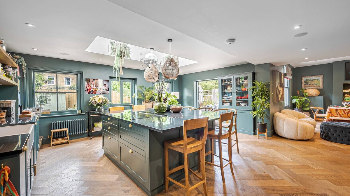 Bedford House | Stunning, large, 5BR family home close to northern line tube and Tooting Common.