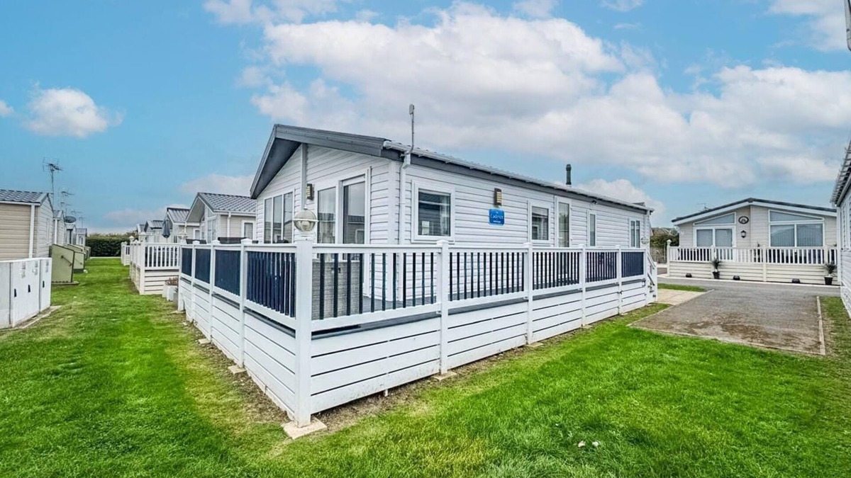 Swalecliffe Cabin | Stunning lodge at Seaview Holiday Park in Kent ref 47012PB