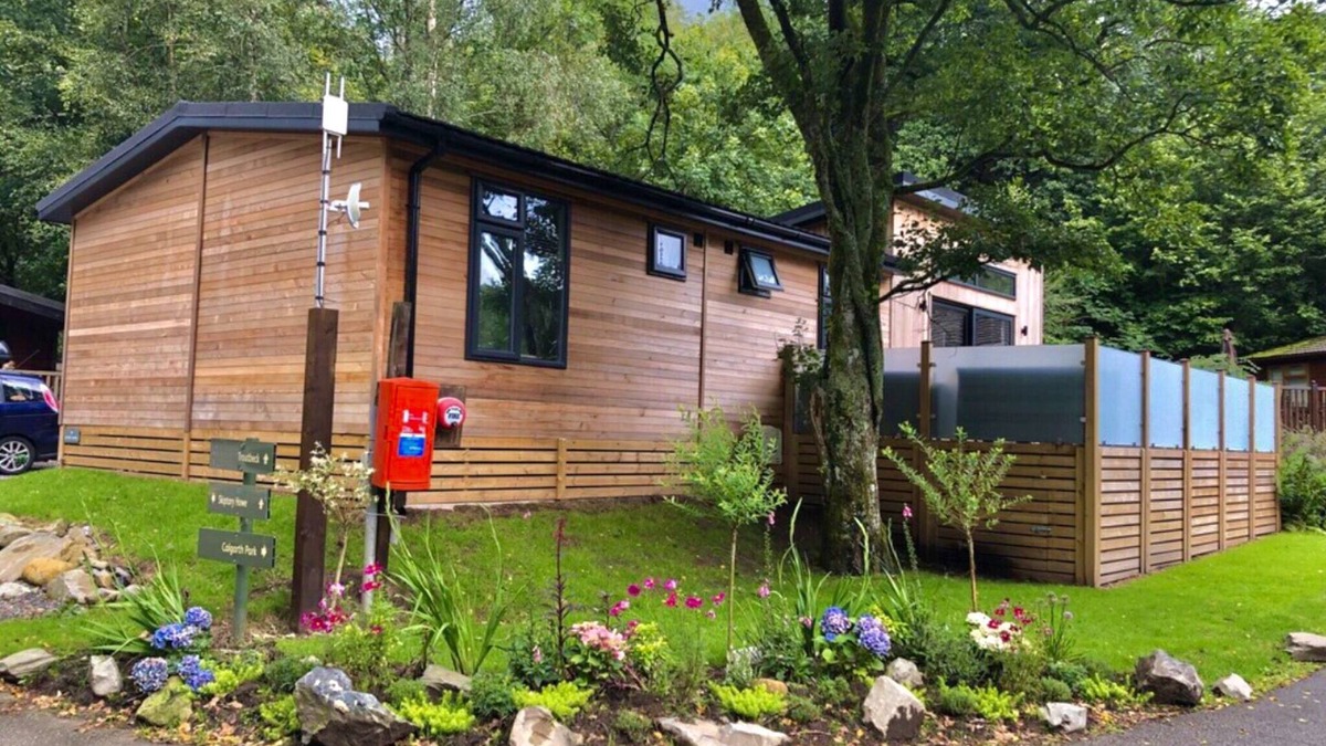 Troutbeck Bridge Cabin | Stunning Lodge set in relaxing surrounding, sleeps 6/8, 3 en-suites, free WIFI