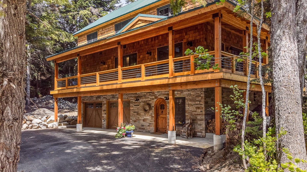 Snoqualmie Pass Cabin | Stunning lodge, Breathtaking Mountain Views, w/ski in/out access, sauna, & WIFI