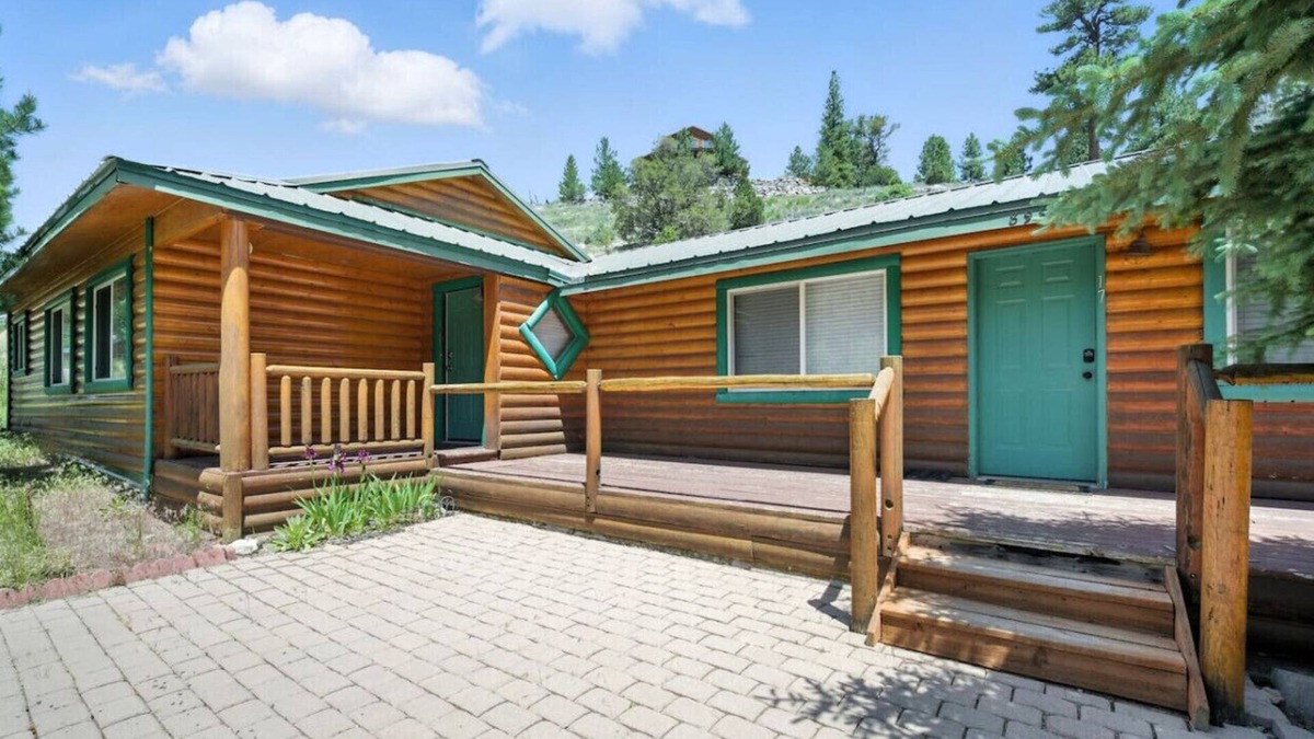 Mammoth Creek Cabin | Stunning Log Cabin Close to Panguitch Lake