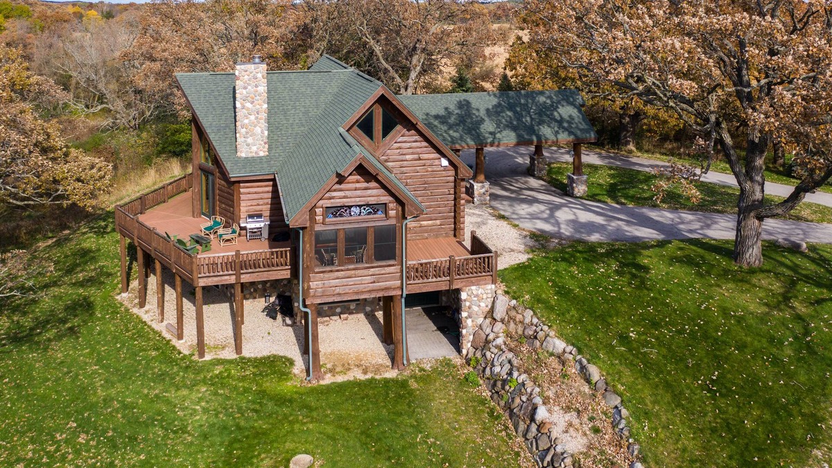 Mukwonago Cabin | Stunning Log Cabin Getaway Near Lake Beulah *Pool Table*Grill