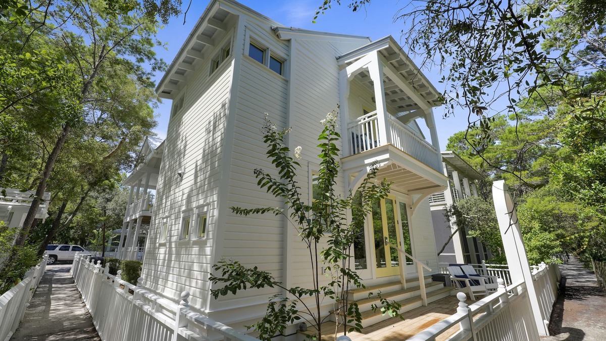 Seaside House | Stunning Luxury Guest Cottage in Seaside! Close to pool + 2 Adult Bikes!