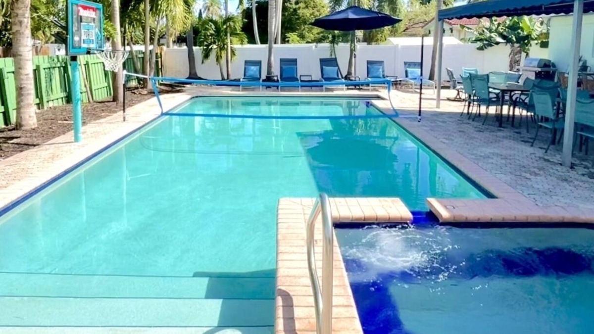 Royal Poinciana House | STUNNING LUXURY 5 BED BIG 50x25 POOL🔥HOT BIG JET SPA, MINUTES TO BEACH, GOLF!