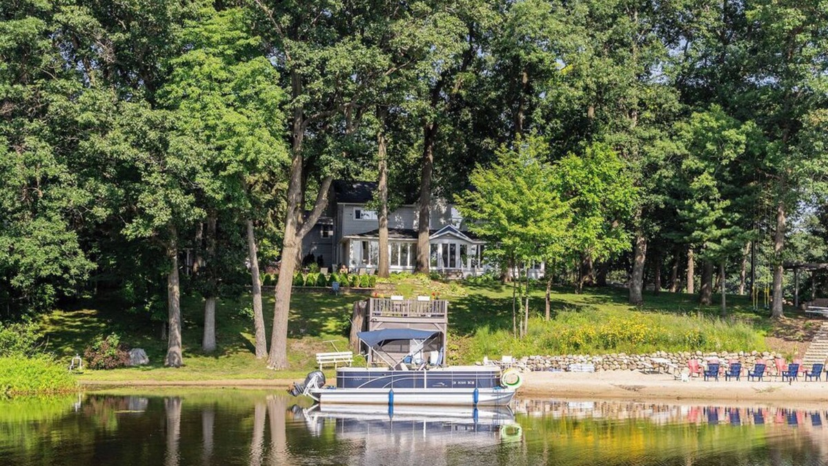 Valparaiso House | Stunning Luxury Estate on the Lake Sleeps 20+