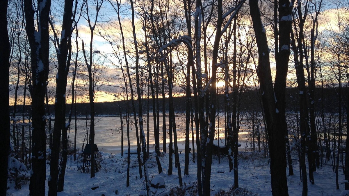 Locust Lake Village House | Stunning Luxury LAKEFRONT – Hot Tub, Dock, Sunsets, Sauna – Minutes to Skiing