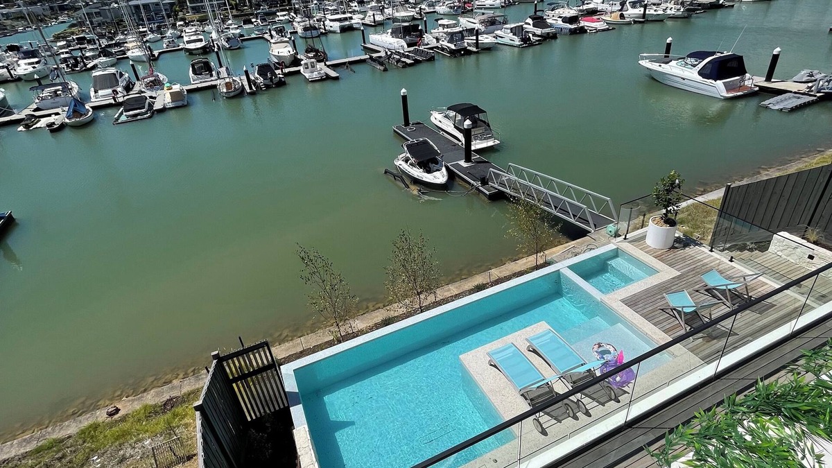 Safety Beach House | Stunning Luxury Waterfront Retreat – Sleeps 12, Pool, Spa & Entertainment Galore