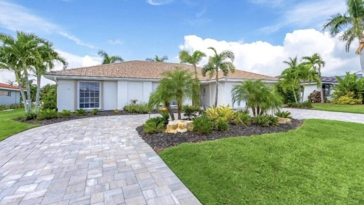 Punta Gorda House | STUNNING! LUXURY WATERFRONT HOME - HEATED POOL- Close to Harbor/Fish Village