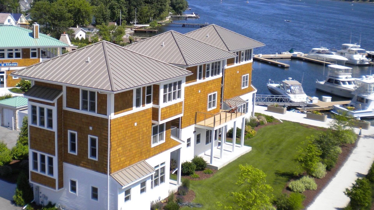 Sturgeon Bay Cottage | Stunning Marina Cottage - ON WATER