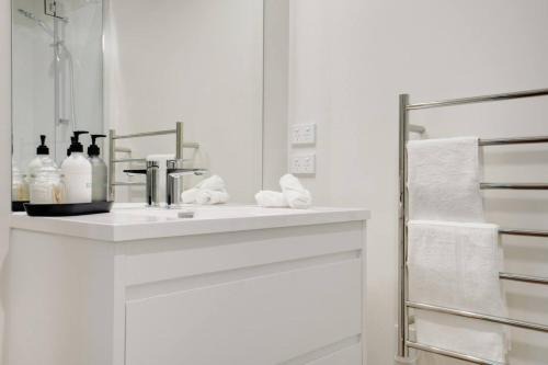 Bombay House | Stunning Modern Hillside Haven near Pukekohe