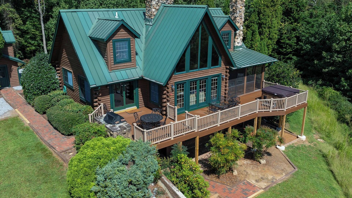 Saluda House | Stunning Mountain Views on 8 Acres with Hot Tub, sleeps 10