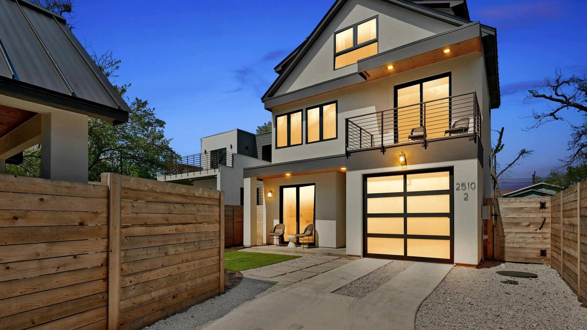 Holly House | Stunning New Modern Spacious 5-bedroom House Perfection With Pool Oasis!