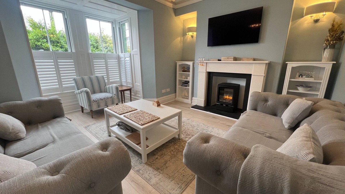 New Quay House | Stunning New Quay House, Dog-Friendly, Sleeps 10, with Convenient Parking for Perfect Getaways