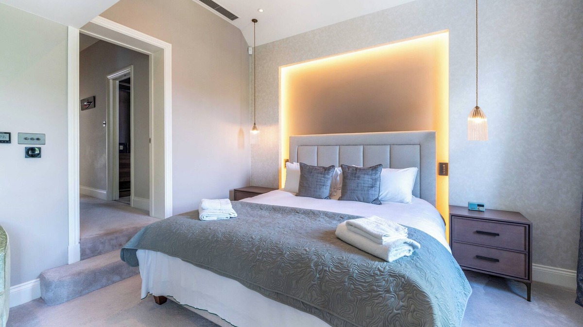 Thamesfield House | Stunning Newly Refurbished 6-Bed Putney Residence