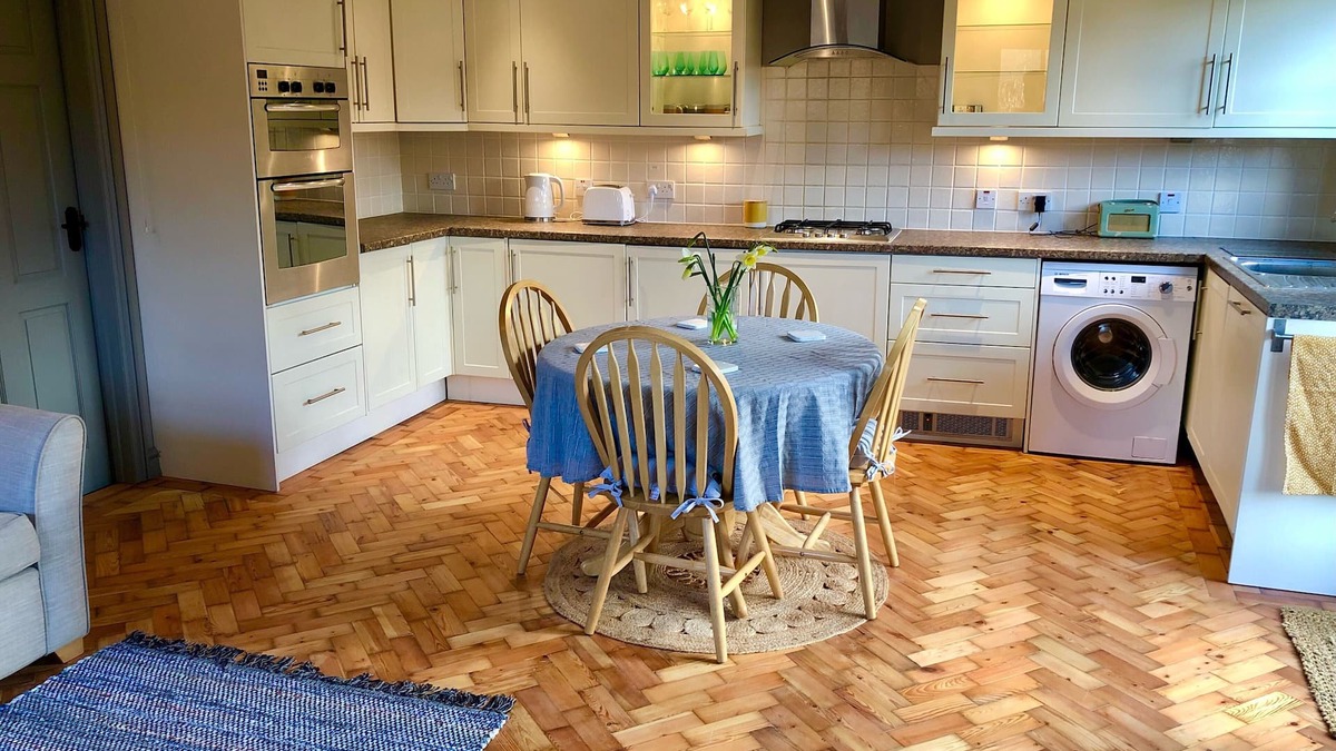 Bramerton House | Stunning Norfolk Flint Barn - Close to Norwich & The Broads