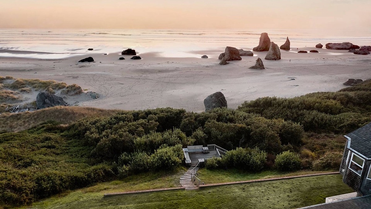 Bandon House | Stunning Ocean Front Near Bandon Dunes w Private Beach Access