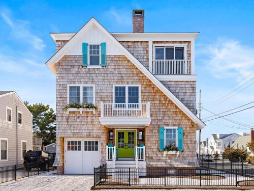 North Beach Haven House | Stunning Ocean-Side 4 Bedroom Property With A Hot Tub And Endless Views