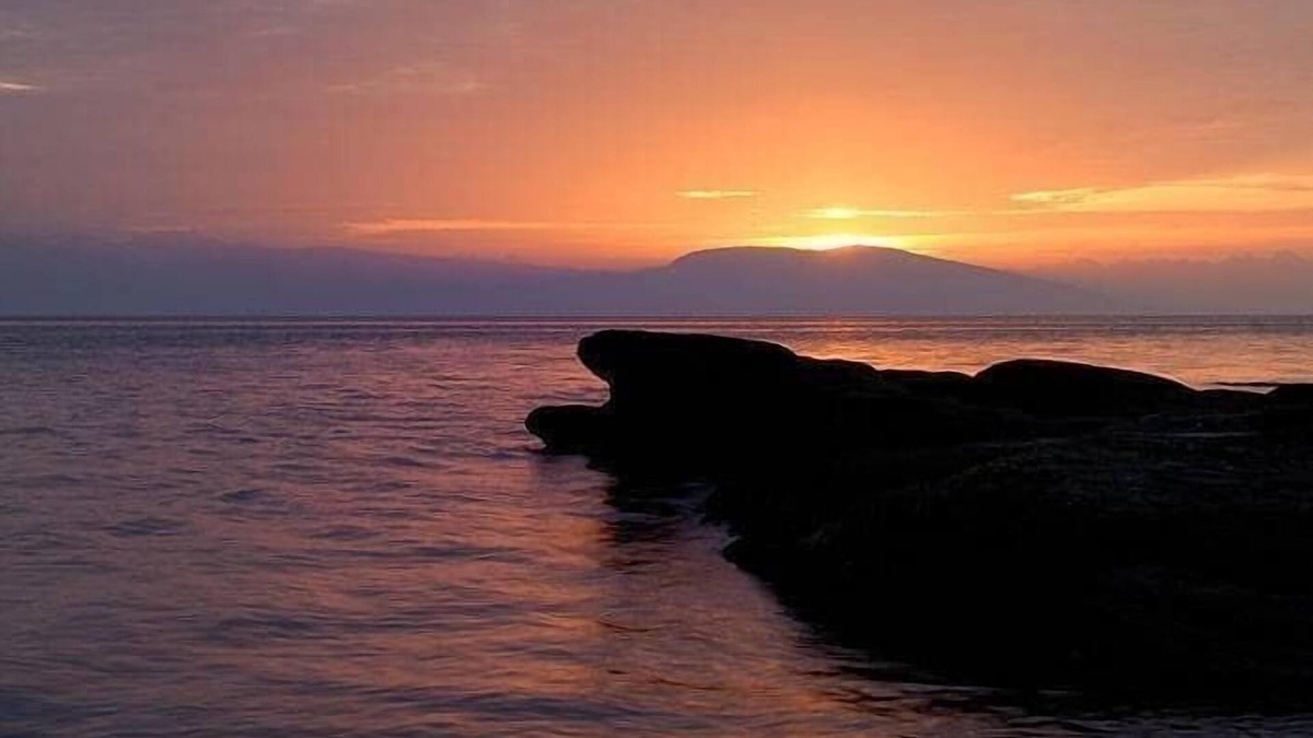 Regional District of Nanaimo Cottage | Stunning Ocean Views, Relaxing Hot-tub and Private, Cozy Cottage!