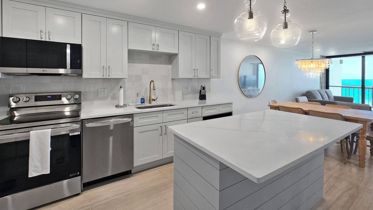 Hutchinson Island South Condo | Stunning Oceanfront 2-Bed, 2-Bath Condo in Jensen Beach, on Hutchinson Island!