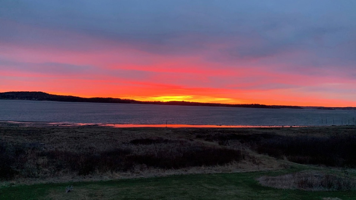 Eastport House | Stunning oceanfront home with sweeping views of the water! 3 bedrooms with views